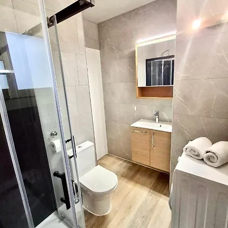 Apartment Spacieux A 450 M De La Roses